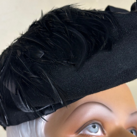 SPLENDID 1940s\' BLACK HAT WITH ROOSTER FEATHERS, SATIN BANDS, HAT PIN + VEILING main image 12